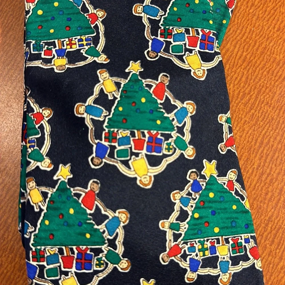 Save the Children Silk Tie Christmas Kids Around Tree‎